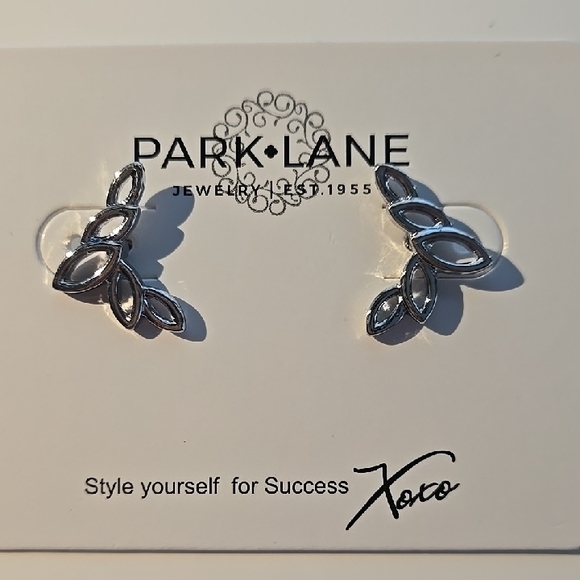 Park Lane Jewelry - Park Lane Elegant Silver Leaf Earrings